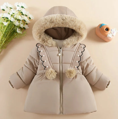 Wattierte Winterjacke mit Kunstfellkapuze & Perlendetail