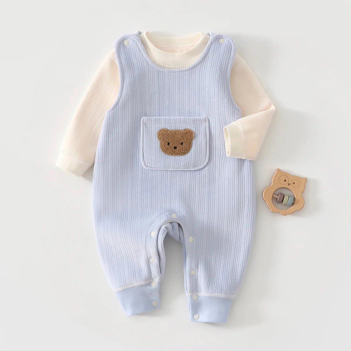Kuscheliger Baby Strampler mit Bärchen-Tasche