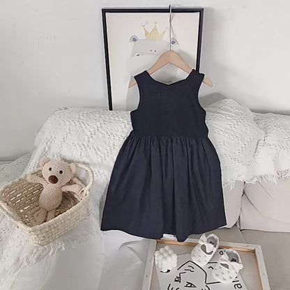 Elegantes Kinderkleid mit Kreuzrücken-Design
