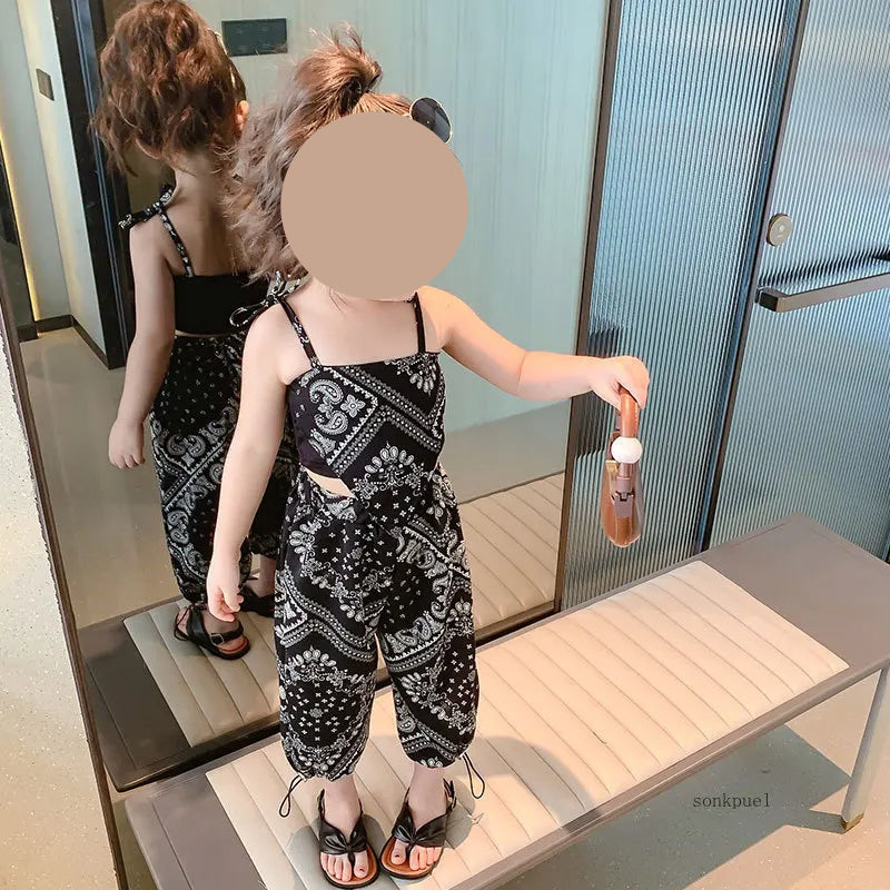 Jumpsuit – Coole Kindermode für Mädchen in Schwarz & Weiß